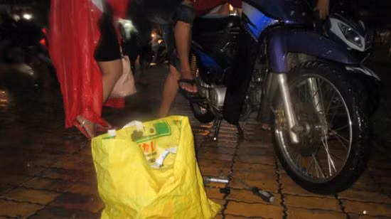 Giá sửa xe dao động từ 30.000 - 50.000 đồng, tùy theo "bệnh" xe. Nước vào ống xả và bugi là hai nguyên nhân hàng đầu khiến xe chết máy khi đi trong nước ngập.