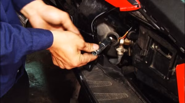 Tháo, lau khô bugi có giá trên dưới 50.000 đồng/lượt. Sau khoảng vài giờ đồng, thợ sửa xe có thể kiếm cả bạc triệu.