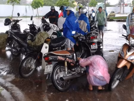 Dịch vụ sửa xe di động mùa ngập được xem là nở rộ và "hái" được nhiều tiền nhất. Các thợ sửa xe hoặc xe ôm có sẵn đồ nghề sửa trong cốp, đi đến nhiều điểm có người hỏng xe để sửa.