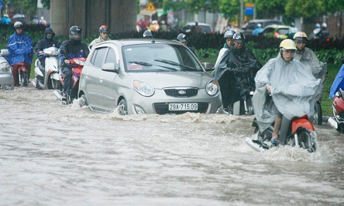 Riêng ô tô càng đắt tiền và quãng đường gần xa, cộng thêm trọng lượng xe lớn thì mức giá đẩy xe là 100.000-200.000 đồng.