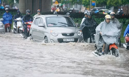 Riêng ô tô càng đắt tiền và quãng đường gần xa, cộng thêm trọng lượng xe lớn thì mức giá đẩy xe là 100.000-200.000 đồng.