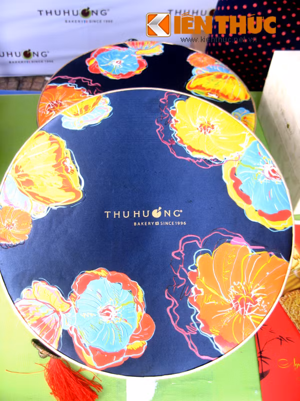 Năm nay, bánh trung thu Thu Hương "Hoàng Kim" với hộp tròn thiết kế lạ mắt, có giá 980.000 đồng.