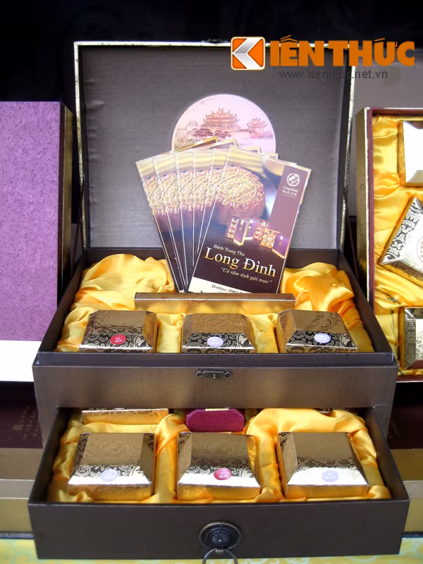 Bộ bánh Long Đình An Quý có mức giá từ 2.088.000 đồng đến 4.388.000 đồng. Hộp bên ngoài là bức tranh An Viên với chốt mạ vàng, bên trong là tám chiếc bánh cùng rượu ngon, và trà. Theo nhân viên bán hàng bánh trung thu Long Đình (trên đường Quán Sứ - Hai Bà Trưng - Hà Nội): "Tùy từng loại rượu khác nhau mà bộ Long Đình An Quý sẽ có giá khác nhau".