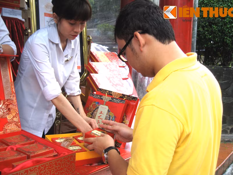 Một khách hàng chọn mua bánh trung thu của khách sạn Fortuna Hà Nội.