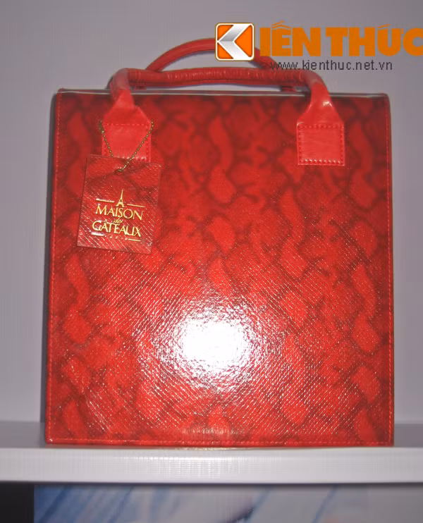 Maison Des Gâteaux sáng tạo hộp đựng bánh trung thu từ kiểu dáng của một chiếc túi xách thời trang thời thượng khá lạ mắt. Với 1,6 triệu đồng, người mua có 7 bánh đặc biệt cùng một hộp trà Anh quốc cao cấp.