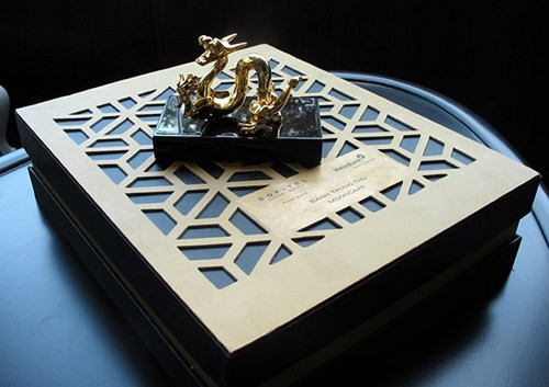 Khách sạn Sofitel Palaza Hà Nội nhấn mạnh vào thiết kế độc lạ của hộp bánh. Hộp thiết kế thủ công, mỗi set bánh bao gồm 8 bánh nhỏ hoặc 4 bánh to, đi kèm một biểu tượng mạ vàng 24k có ý nghĩa phong thủy. Giá set bánh là 5,9 triệu đồng.