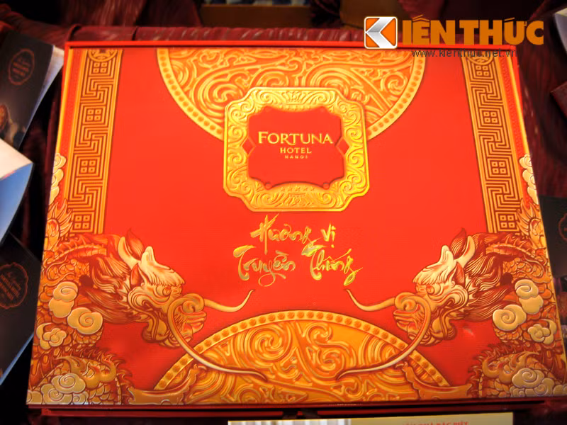 Năm nay, khách sạn Fortuna Hà Nội mang đến những mẫu bánh trung thu cao cấp đậm nét truyền thống. Các bộ hộp bánh đều chọn những họa tiết rồng, phượng đẹp mắt.