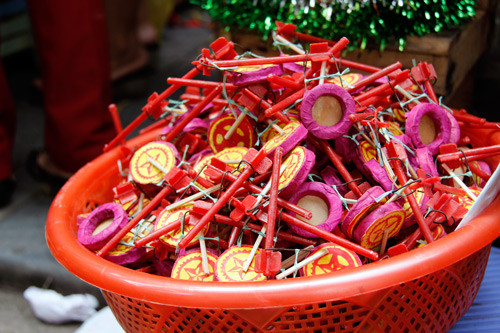 Trống bỏi được bày bán với giá 5.000 -7.000 đồng/chiếc.