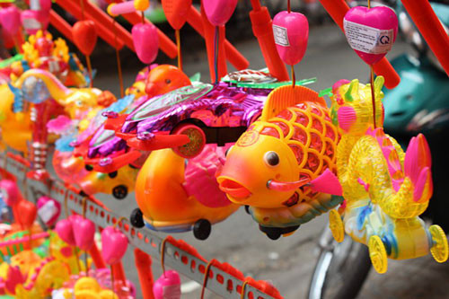 Bên cạnh yếu tố giá thành, mẫu mã, người tiêu dùng khá chú trọng đến chất liệu làm đồ chơi. Các loại đèn lồng Trung Quốc không còn được ưa chuộng vì sử dụng chất liệu nhựa không rõ nguồn gốc, khiến người mua lo lắng chúng không an toàn với trẻ nhỏ khi sử dụng.