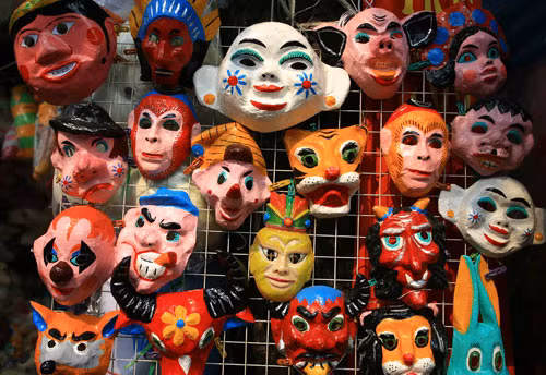 Sự "lên ngôi" của đồ chơi truyền thống với chất liệu từ tre, giấy, nứa thân thiện với trẻ em.