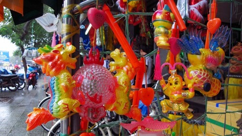 Một số đồ chơi, đèn lồng phát sáng Trung Quốc có thể ảnh hưởng đến thị giác của trẻ.