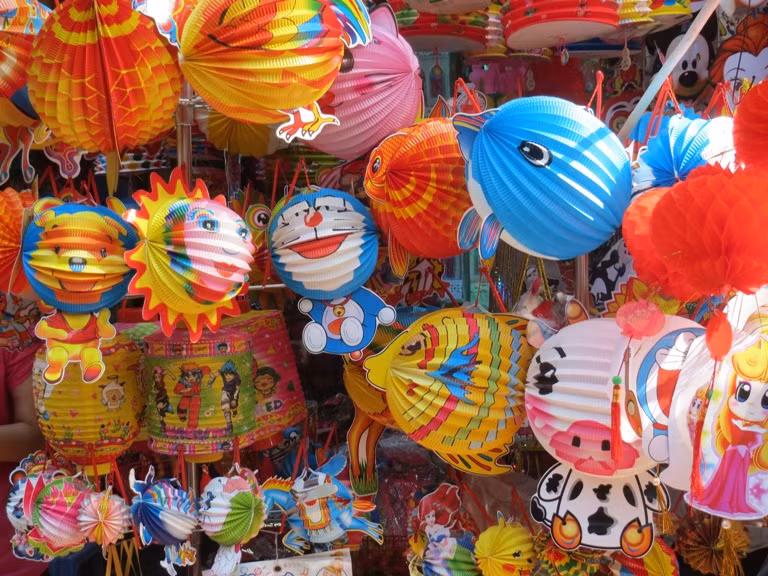 Đèn lồng trong nước nhiều năm nay có sự cải tiến về hình thức, phong phú, bắt mắt và càng gần hơn với sở thích của trẻ em.