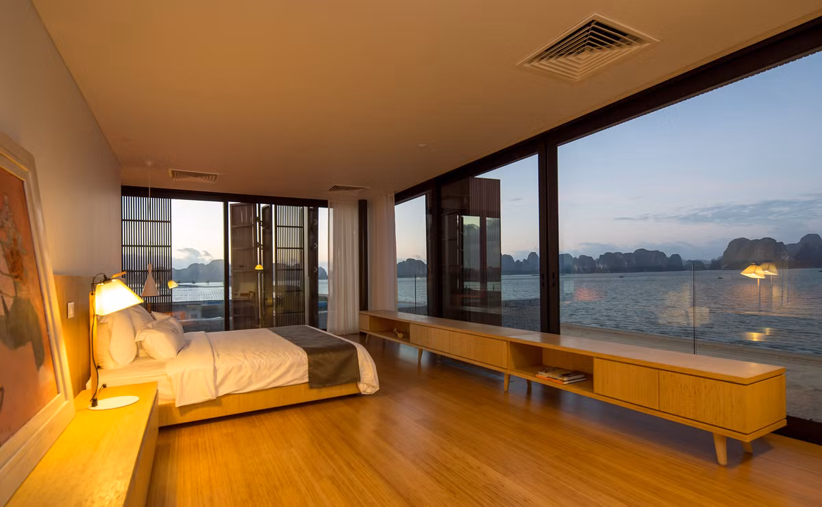 Tầm mắt hướng ra biển là điều không bao giờ bị cản trở tại Caye Sereno Hạ Long. Nội thất trong biệt thự hiện đại và mang đến cảm giác thoáng mát, rộng rãi. Màu sắc tối giản, hệ cửa kính xóa mờ ranh giới giữa không gian bên trong và bên ngoài.