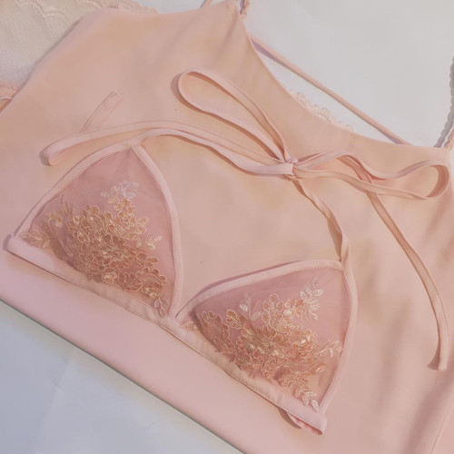 Ngược lại với xu thế nâng ngực gợi cảm của miếng dán, thời gian gần đây, chị em bắt đầu thích dạng nội y ren, không gọng nâng đỡ, mỏng dính.