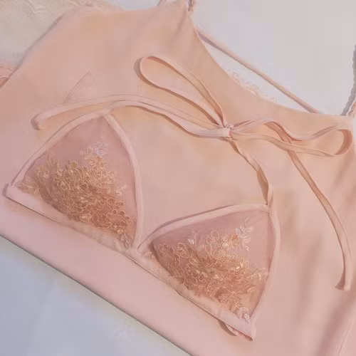 Ngược lại với xu thế nâng ngực gợi cảm của miếng dán, thời gian gần đây, chị em bắt đầu thích dạng nội y ren, không gọng nâng đỡ, mỏng dính.