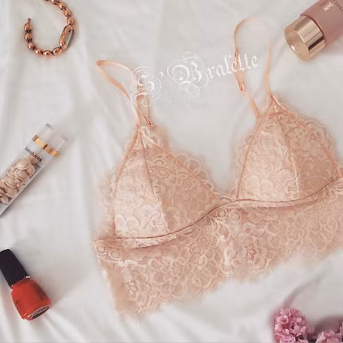 Ngày càng nở rộ các cửa hàng nội y chuyên dòng đồ lót ren mỏng này vì mặt hàng trở nên hot. Giá mỗi chiếc áo dao động trên 250.000 đồng.