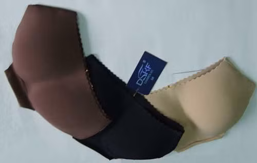 Quần độn mông hay miếng độn mông đủ loại chất liệu khác nhau được bán tràn lan trên thị trường có giá 60.000 - 150.000 đồng/chiếc.