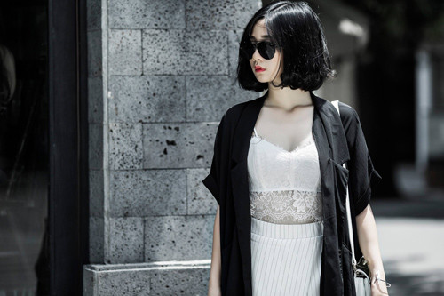 Chiếc áo tưởng chừng chỉ giấu kín ở trong, lại được mix khéo léo trong nhiều set đồ "nửa kín, nửa hở" khiến chị em mê mẩn. Một thời gian dài, không ít sao Việt chọn cho mình phong cách lạ, quyến rũ với dòng áo ren này.