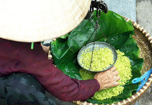 Là món ăn ngon miệng, nhiều dinh dưỡng, nên khách hàng tìm mua cốm rất nhiều. Tuy nhiên, không phải ai cũng biết cách chọn cốm ngon, không chất bảo quản.