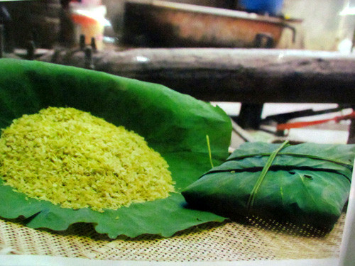 Chọn cốm ngon nên mua sáng sớm, khi đó cốm còn tươi, độ dẻo tốt, không bị cứng và kém thơm ngon như cốm bán buổi chiều.