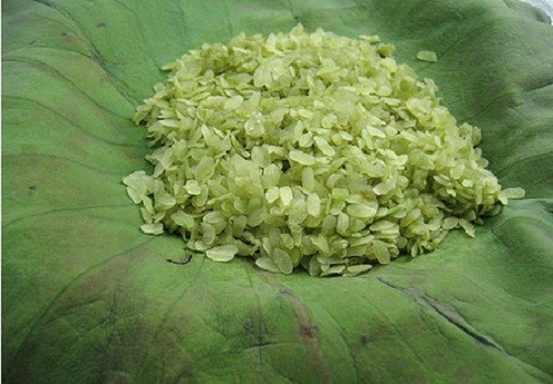 Ngoài ra, khi mua nên chú ý về cốm lá me. Chúng là những mầm nếp mỏng dính như lá me, bé tí bay ra trong khi đang sàng cốm sau đợt giã cuối. Loại cốm này số lượng bao giờ cũng ít và đắt tiền.