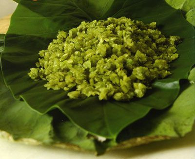 Nếu thấy người bán quảng cáo cốm rót, giá lại "mềm" bạn nên cân nhắc. Cốm rót vốn khá hiếm. Đây là những hạt nếp non sau khi giã đã tự vón vào với nhau thành từng nhúm nhỏ như hạt đỗ, hạt ngô. Những hạt cốm giót căng mọng đầy sữa quyện dính với nhau ở lại sau. Mức giá của chúng khá đắt đỏ.