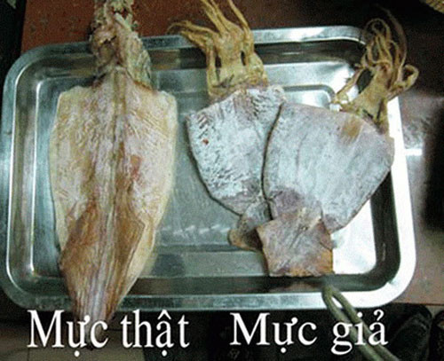 Miếng mực giả sờ thấy chúng nhẵn nhụi, không thấy sự xuất hiện của gân giữa sống lưng như đồ thật. Khi ngâm mực giả vào nước sẽ thấy hiện tượng lớp phấn trắng bên trên trôi tuột ra ngoài, sờ vào thân thấy nhớp nhớp và chúng sẽ hiện hình đồ giả.