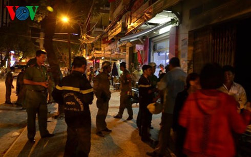 Mai xem phao hoa quen tat dien, no ti vi chay nha-Hinh-2