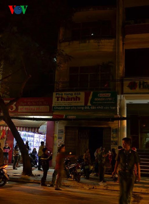 Mai xem phao hoa quen tat dien, no ti vi chay nha-Hinh-4