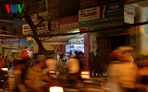 Mai xem phao hoa quen tat dien, no ti vi chay nha