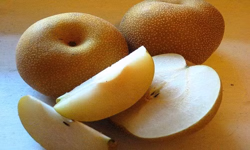 Bên cạnh thông tin lựu rẻ tiền bán tràn lan, mới đây, vụ một phụ nữ (Quốc Oai, Hà Tây) cùng hai con nghi do ăn lê bị ngộ độc khiến người phụ nữ tử vong, hai đứa trẻ nguy kịch cũng xôn xao dư luận. Không ít người lo lê có chất bảo quản, ngâm hóa chất để tươi lâu gây ảnh hưởng sức khỏe.