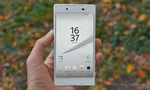  Sony Xperia Z5 vừa được Sony ra mắt tại triển lãm IFA, Berlin, Đức. Model này vẫn có thiết kế OmniBalance truyền thống của dòng Xperia Z với hai mặt kính và khung kim loại vuông vức.