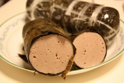 Giò không ngon thường có vị thơm nồng vì được tẩm các chất phụ gia hương vị thịt. Nếu thấy một cây giò có mùi ôi, thiu, lá gói khô, cũ, dính nhớp tay hoặc có nấm, mốc ngoài lá gói thì không nên mua.