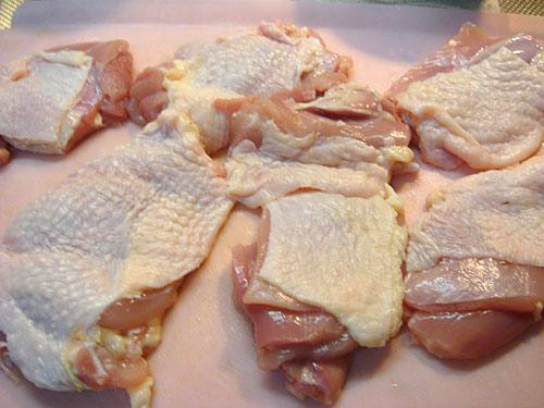 Chỉ cần nhìn bằng mắt có thể chọn được gà ngon qua độ săn chắc của thịt, da gà còn tươi ngon, không bị rách, không biến dạng, không chảy nhớt, miếng thịt có độ đàn hồi. Ngoài ra miếng thịt không có mùi hôi.