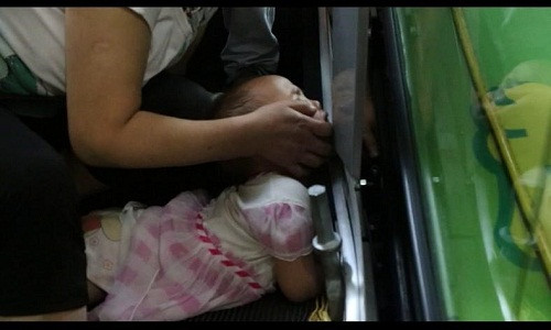 Thang cuon nuot tay em be, sieu thi nao loan-Hinh-2