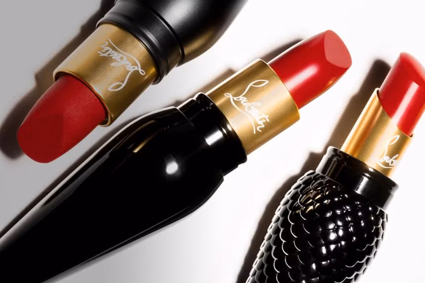 Độ hot của sản phẩm này phủ sóng trên nhiều diễn đàn, trang mạng xã hội. Thậm chí, không ít chị em ganh tỵ khi bạn bè có chồng, bạn trai tặng son Christian Louboutin sang chảnh.