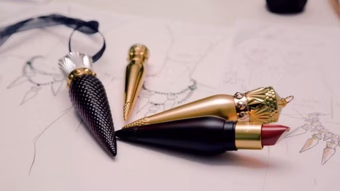 Độ hot của son Christian Louboutin còn nằm ở thiết kế lấy cảm hứng từ đế giày nhọn hoắt của đôi giày huyền thoại Christian Louboutin. Thỏi son có màu đen hoặc vàng kim và phần nắp bằng kim loại kết hợp giữa vàng và bạc vô cùng sang trọng.