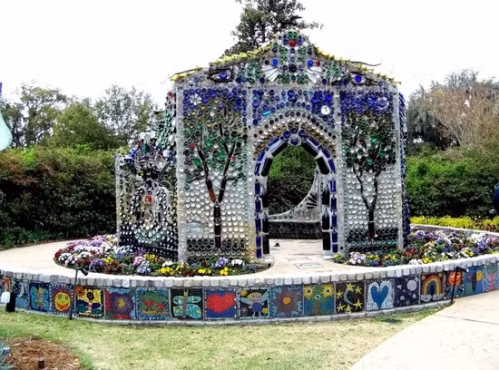 Cầu kỳ hơn, bạn có thể tạo được những tiểu cảnh, tượng... trong sân vườn từ những chiếc chai bỏ đi.