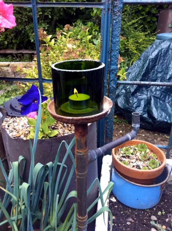  Trang trí nhà bằng chai thủy tinh khá đơn giản. Bạn có thể "chế" chúng thành những chiếc chụp nến.