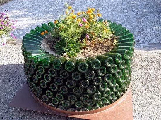 Bồn hoa từ chai, một ý tưởng không tồi cho những người mê làm đồ handmade, tự tay trang trí nhà đẹp, ấn tượng.