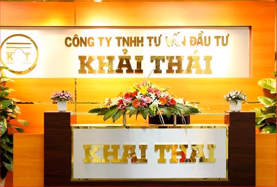 Sau loạt đơn thư tố cáo của khách hàng, tháng 10/2014, Hsu Ming Jung (tên gọi khác là Saga) - Tổng Giám đốc người Đài Loan của Công ty TNHH Tư vấn Đầu tư Khải Thái, người đứng đầu thực sự của công ty kinh doanh sàn vàng này - đã bị bắt khẩn cấp cùng 5 thuộc cấp người Việt Nam.