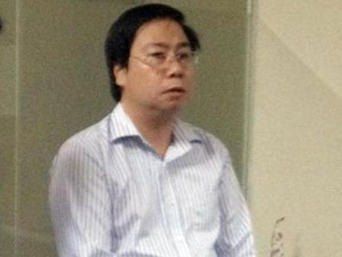 Mặc dù có không ít sàn vàng bị bắt, song dường như hình thức kinh doanh trái phép này không hề biến mất và người dân vẫn ôm tiền lao vào mà không hay có ngày trắng tay. Tháng 9/2014, cảnh sát đã bắt tạm giam Vũ Đức Hiếu - Tổng giám đốc Công ty Cổ phần đầu tư VGX, kinh doanh sàn vàng trên mạng VGX với tổng giá trị giao dịch hơn 110 tỉ đồng - để điều tra về hành vi kinh doanh trái phép. Ảnh Vũ Đức Hiếu khi bị bắt.