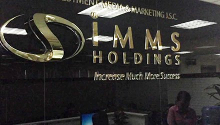 Mới đây, theo thông tin trên Báo Tiền Phong, trưa ngày 25/9, cơ quan điều tra tiến hành tạm giữ tổng giám đốc Công ty CP Đầu tư truyền thông và Tiếp thị Sài Gòn (gọi tắt IMMS Holdings, Nguyễn Công Trứ, phường Nguyễn Thái Bình, quận 1, TPHCM). Theo công an, Công ty IMMS Holdings được cho là kinh doanh trái phép, sàn vàng lừa đảo. Ảnh: Tiền Phong.