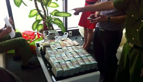 Công ty Khải Thái lừa đảo chiếm đoạt tài sản qua việc huy động vốn kinh doanh vàng tài khoản. Dụ dỗ khách hàng gửi tiền để công ty đầu tư kinh doanh và được hưởng lãi suất cao (từ 3%-3,5%/tháng, tương đương 36% – 42%/năm).