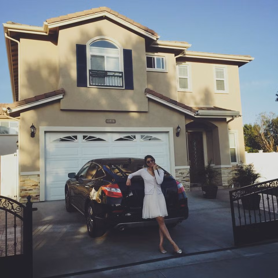 Không gian sống mới của người đẹp rất thoáng đãng và yên tĩnh nằm trong khu dân cư đông người Việt sinh sống. Ngôi nhà được thiết kế theo phong cách hiện đại với gam màu kem chủ đạo.