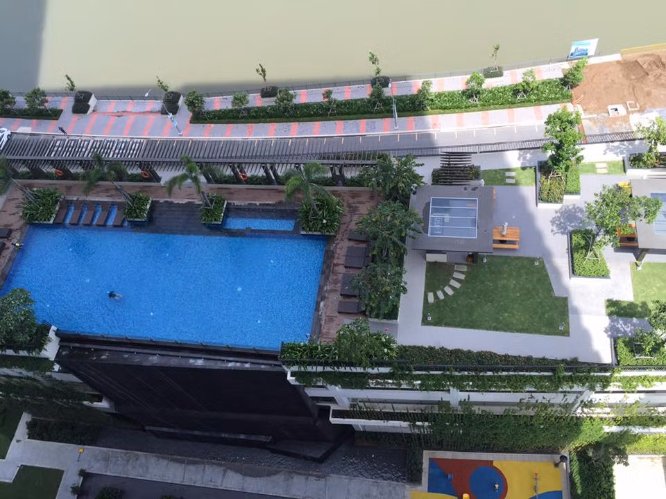 Căn hộ thoáng, rộng được thiết kế ban công riêng cùng các góc nhìn đẹp ngắm cảnh ra bên ngoài.