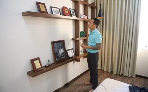 Nam ca sĩ cũng dành một góc nhỏ để trưng bày các giải thưởng từng đạt được trong sự nghiệp ca hát.