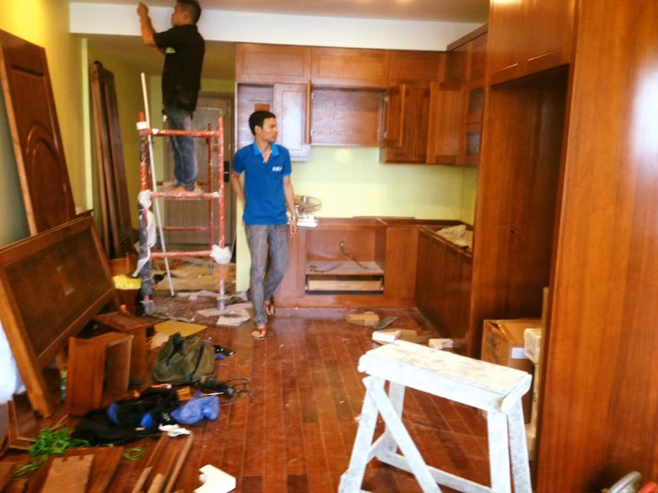 Căn nhà được ốp gỗ và đang dần hoàn thiện.