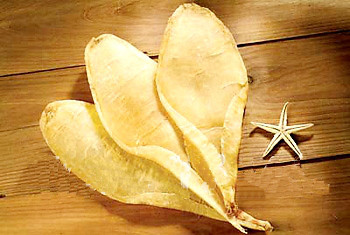 Hơn nữa, công đoạn chế biến bong bóng cá đường khô khá tỉ mỉ, cầu kỳ nên mức giá sản phẩm khá đắt đỏ. Trước hết, là lộn ngược bong bóng để lấy chỉ máu, gân, sau đó rửa, ngâm thuốc một ngày một đêm cho trắng, sạch. Kế đến là nong bong bóng cá vào những ống cao su (mỗi ống nong 4-5 cái tùy kích cỡ) rồi đem phơi nắng trong hai ngày.