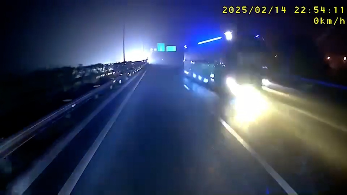 Đi ngược chiều trên cao tốc, tài xế xe khách bị phạt 35 triệu Di nguoc chieu tren cao toc, tai xe xe khach bi phat 35 trieu